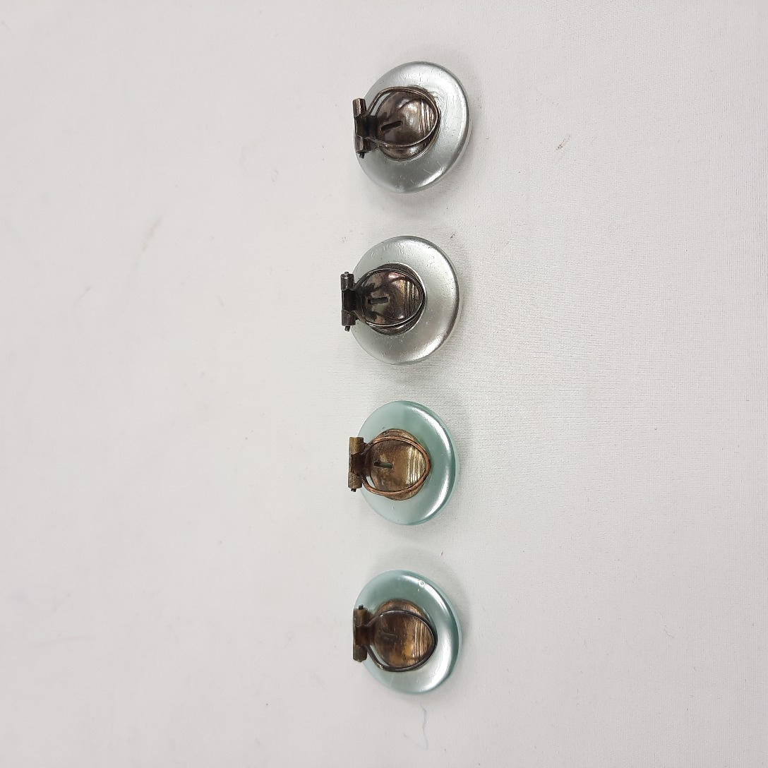 2 paires de Boucles d'oreilles clip nacrées vintage  Bon état - Vue 3 - 